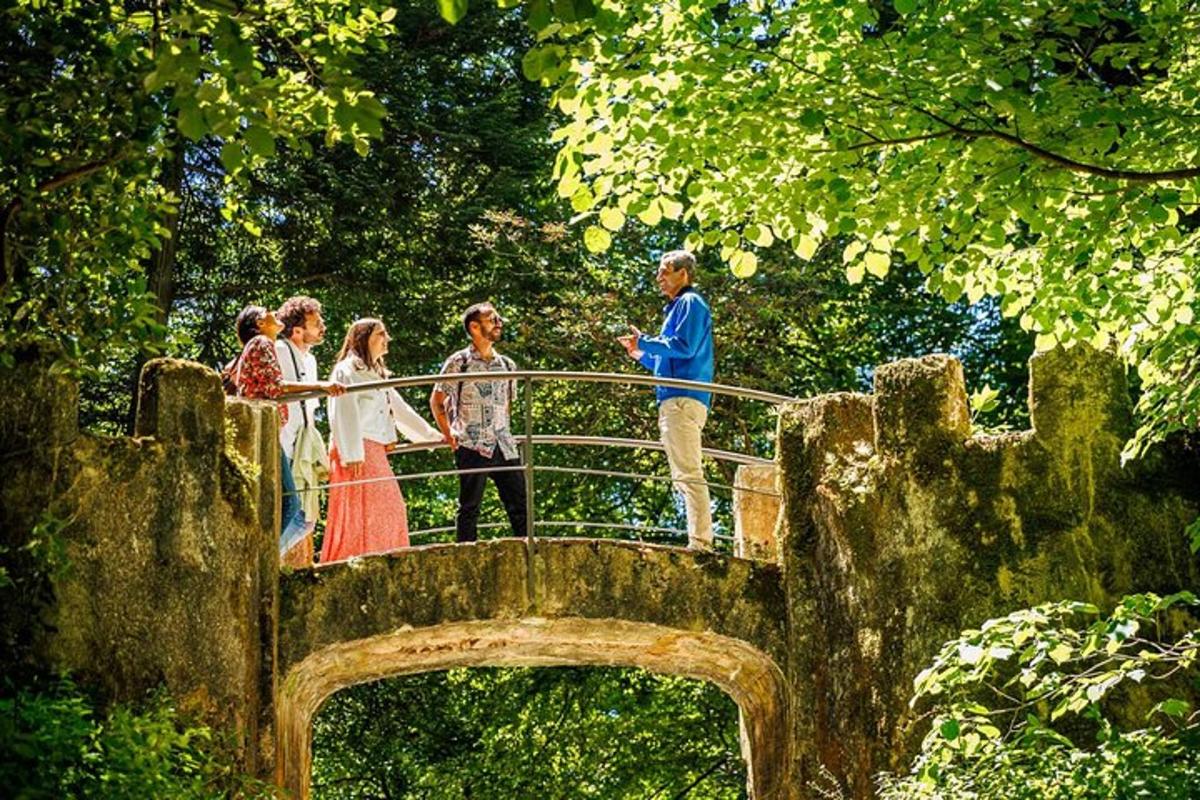 skupina lidí stojící na vrcholu mostu