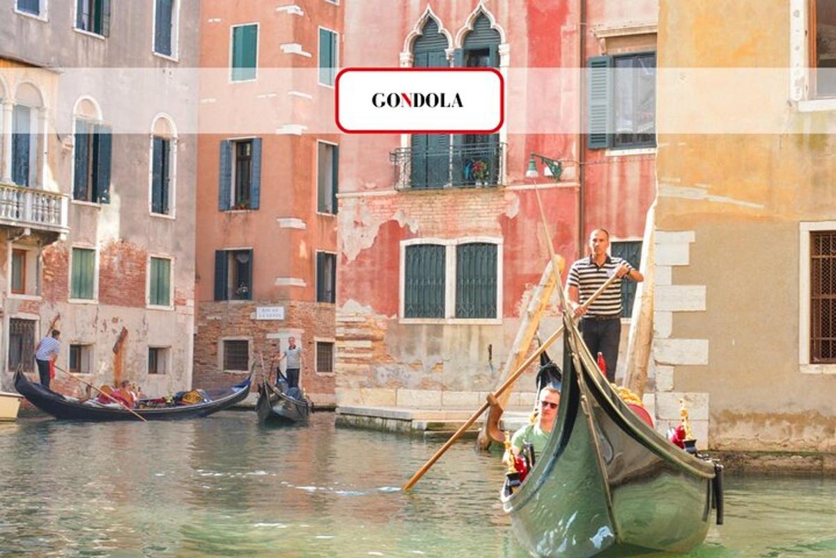 seorang lelaki sedang mendayung gondola di atas terusan