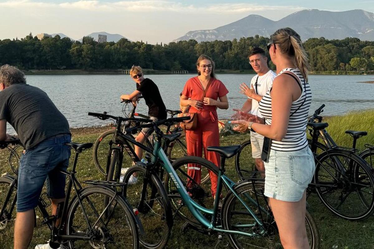 grupa ljudi koji stoje pored svojih bicikala