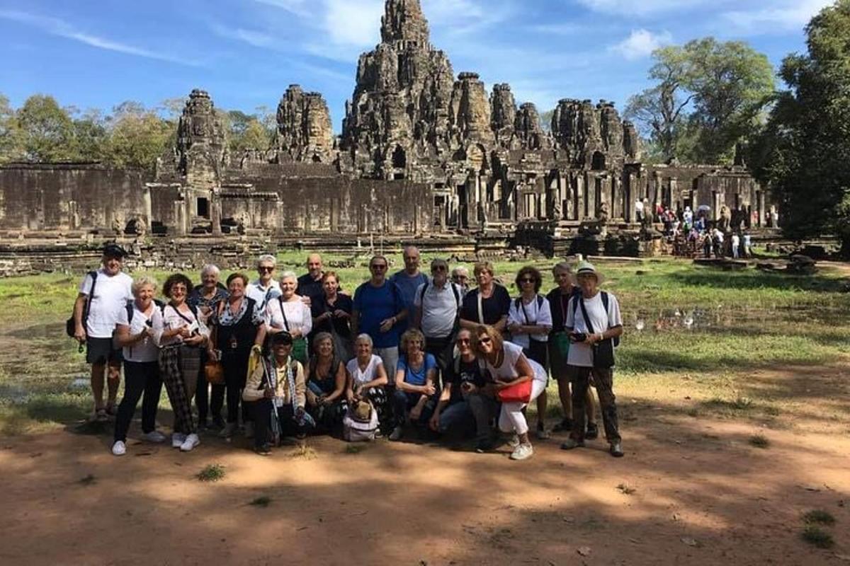 un grup de persones posant davant d'un temple