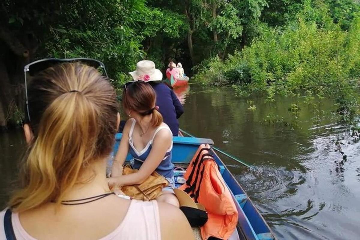 un grup de persones en un vaixell per un riu