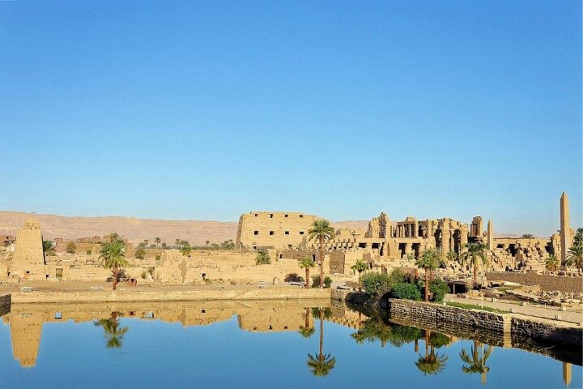 una vista di un tempio e di uno specchio d'acqua