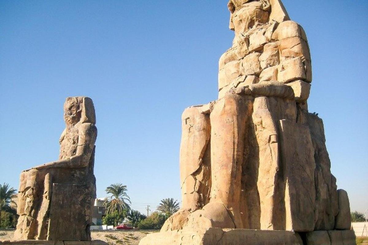 una statua di due statue in piedi una accanto all'altra