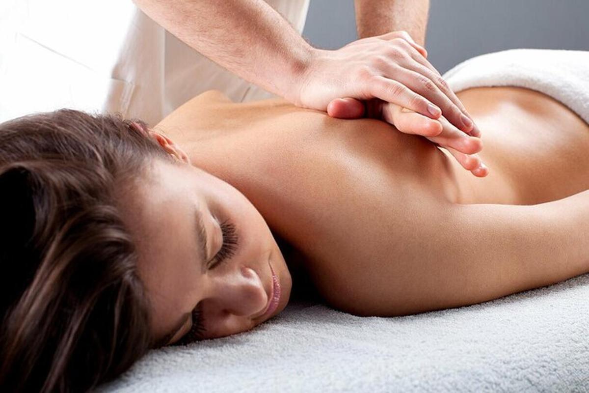 žena dostává masáž zad od terapeuta