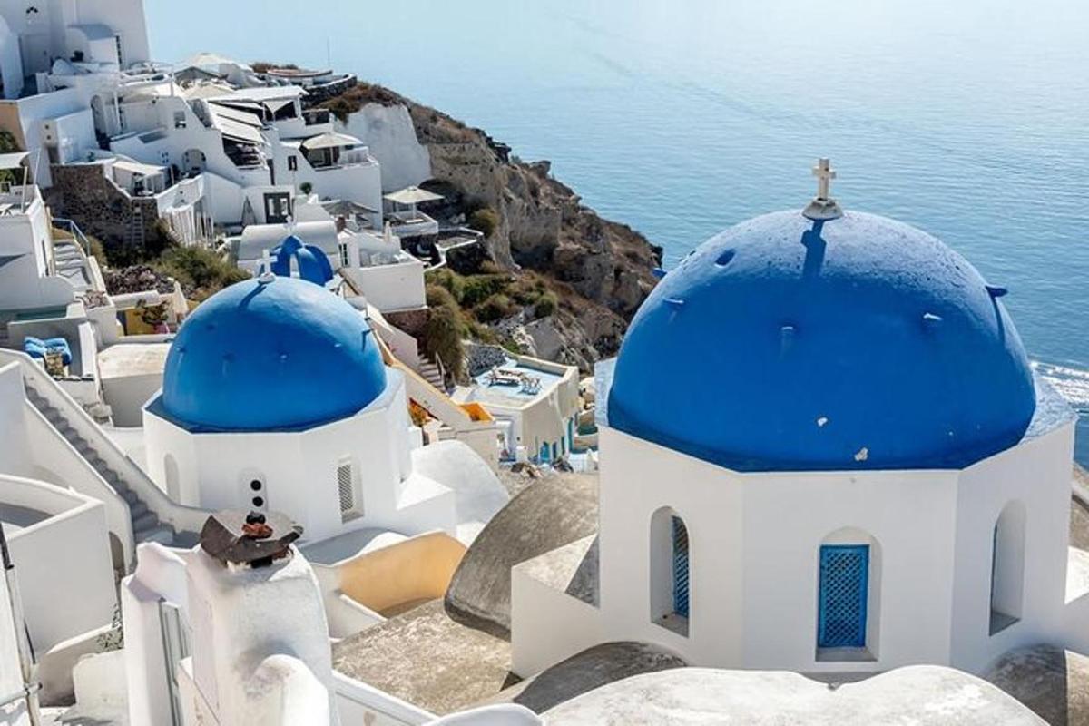 un gruppo di edifici blu e bianchi con cupole blu