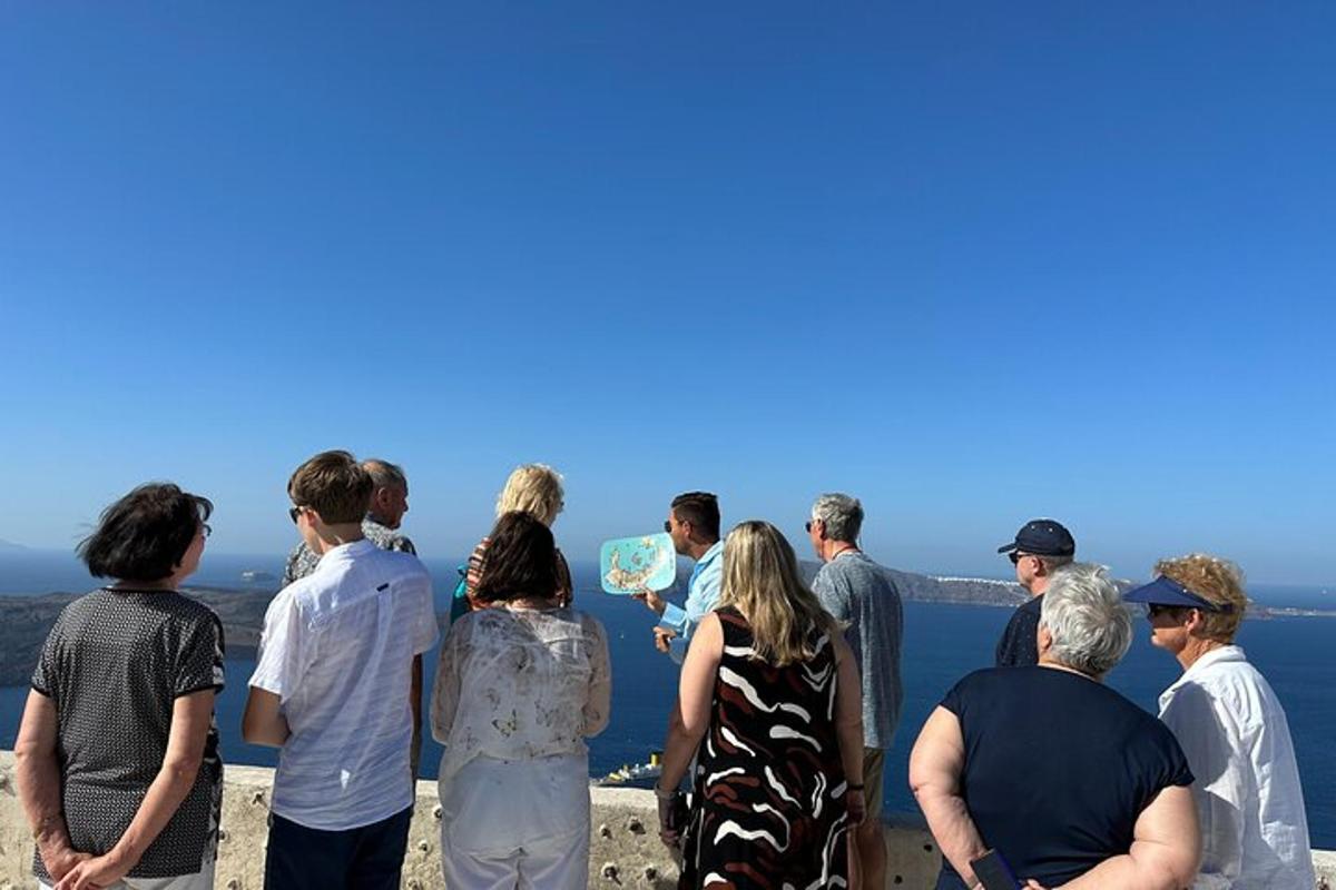 un gruppo di persone in piedi sul bordo di una scogliera