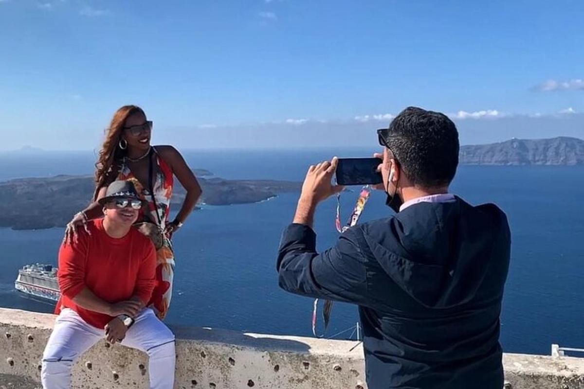 muškarac fotografira ženu kamerom