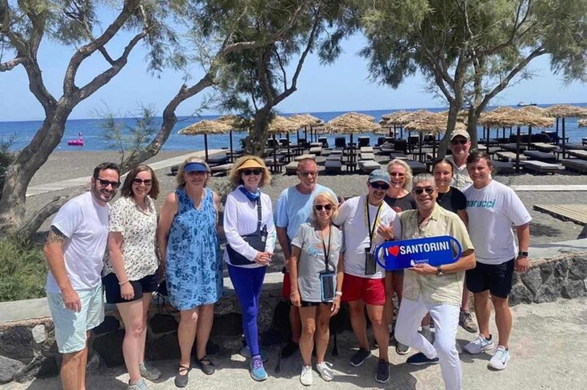 un gruppo di persone in posa per una foto in spiaggia