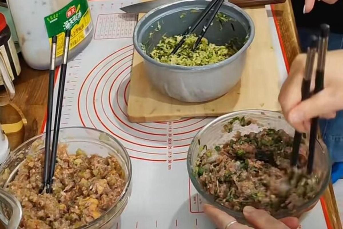 стол с двумя мисками еды и палочками