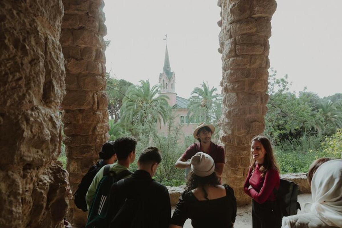 un gruppo di persone in piedi in un edificio in pietra