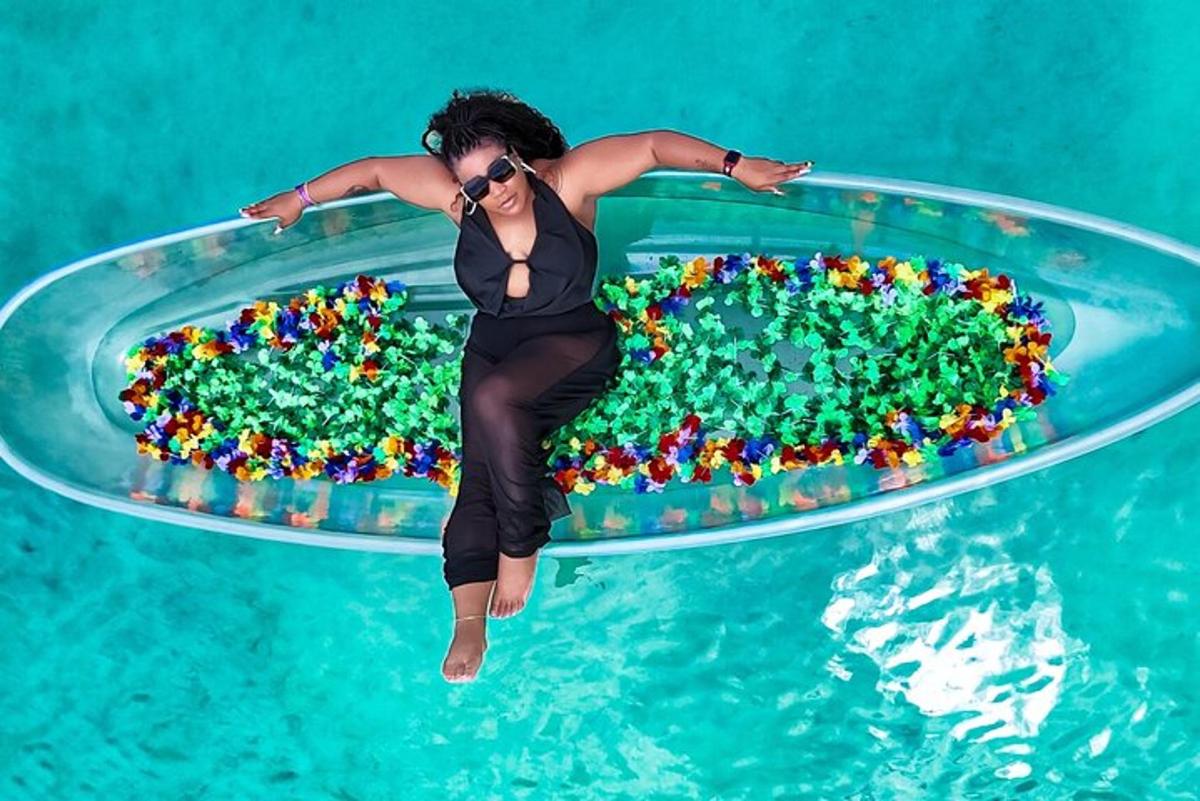 seorang wanita melompat di dalam air di kolam kembung
