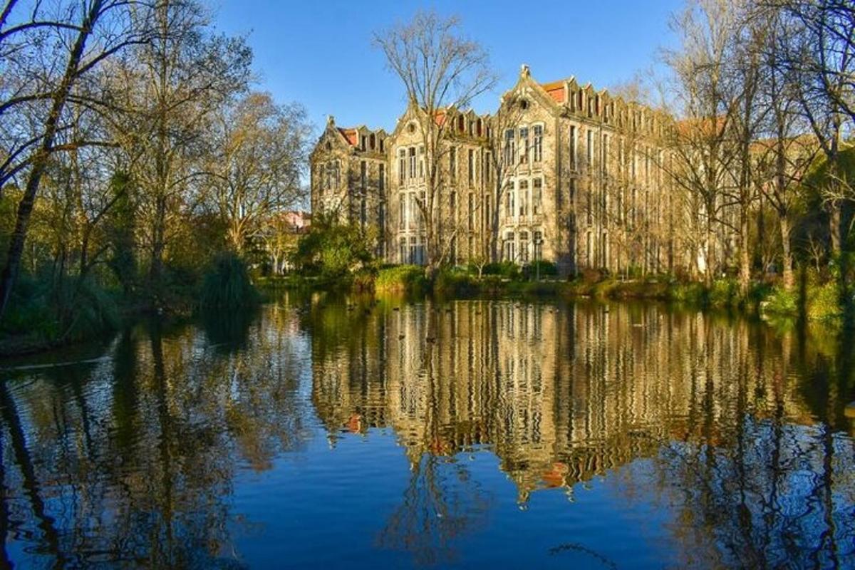 velký hrad stojící na břehu jezera