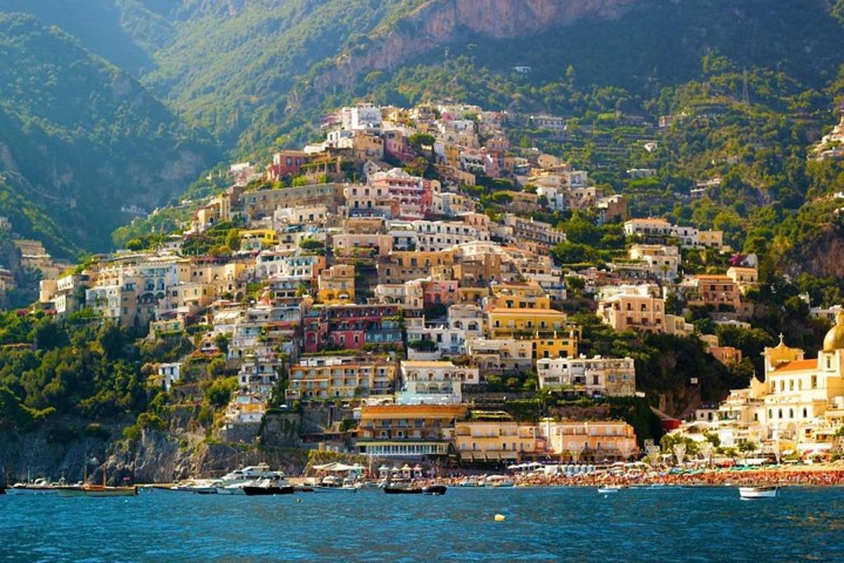 una città su una collina con case sull'acqua
