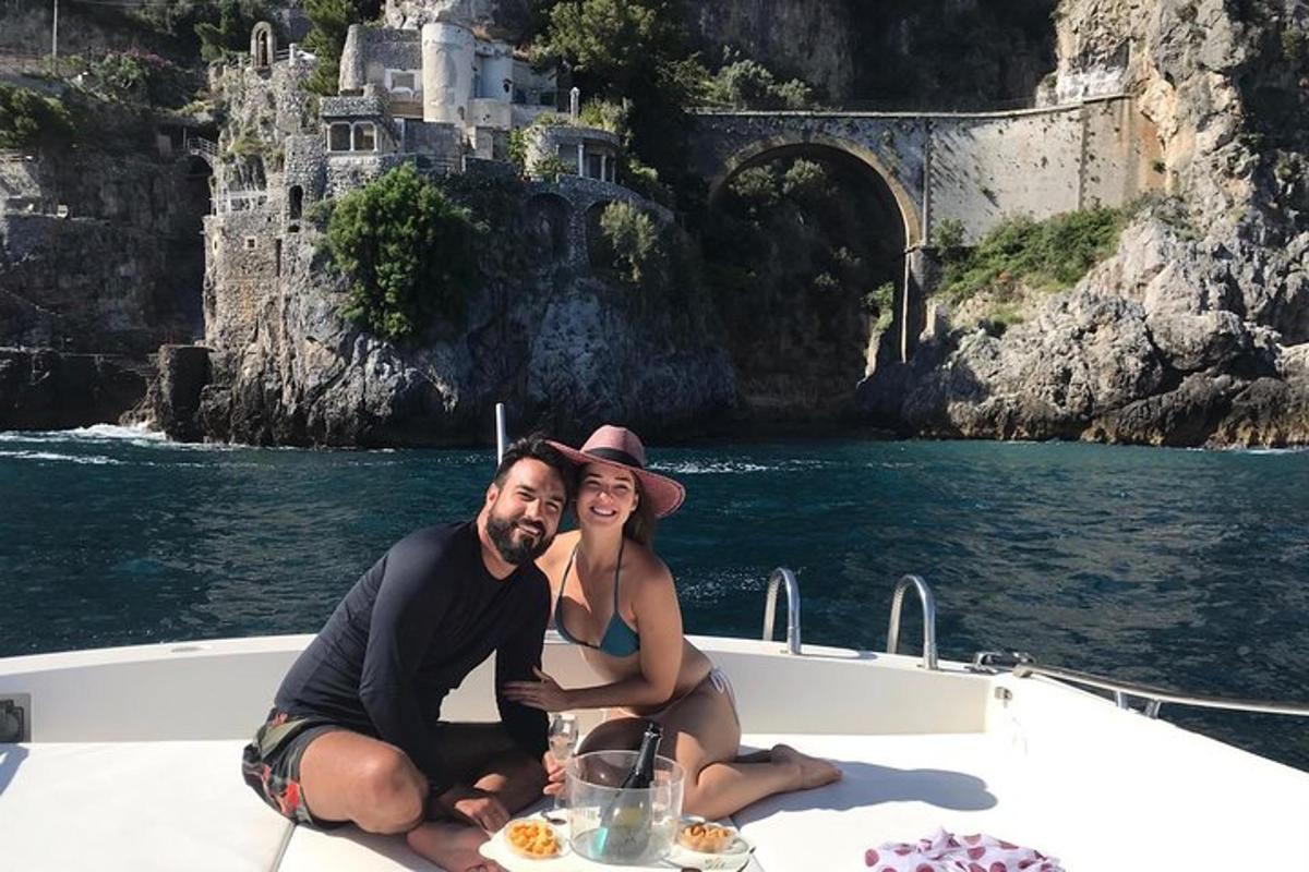 un uomo e una donna seduti su una barca sull'acqua