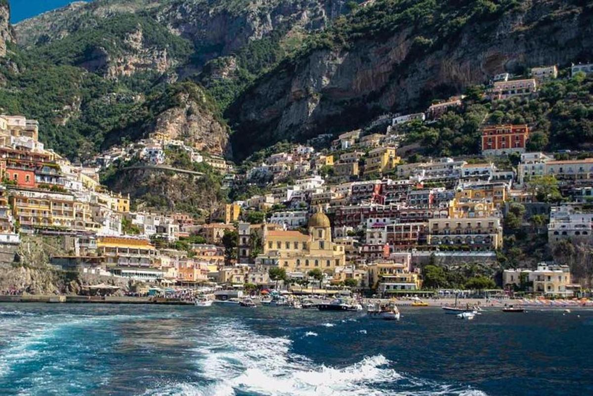 una vista di positano sulla costiera amalfitana
