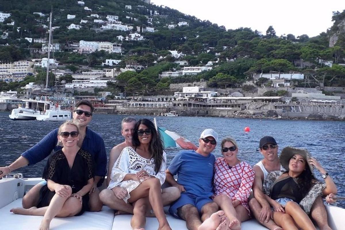 un gruppo di persone sedute su una barca in acqua