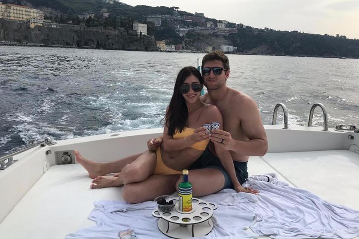 un uomo e una donna seduti su una barca