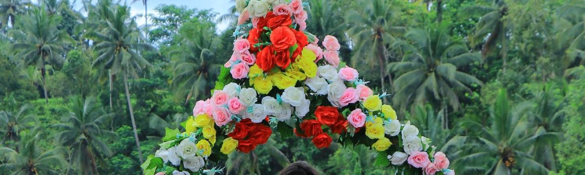 un mazzo di fiori colorati appeso a un albero