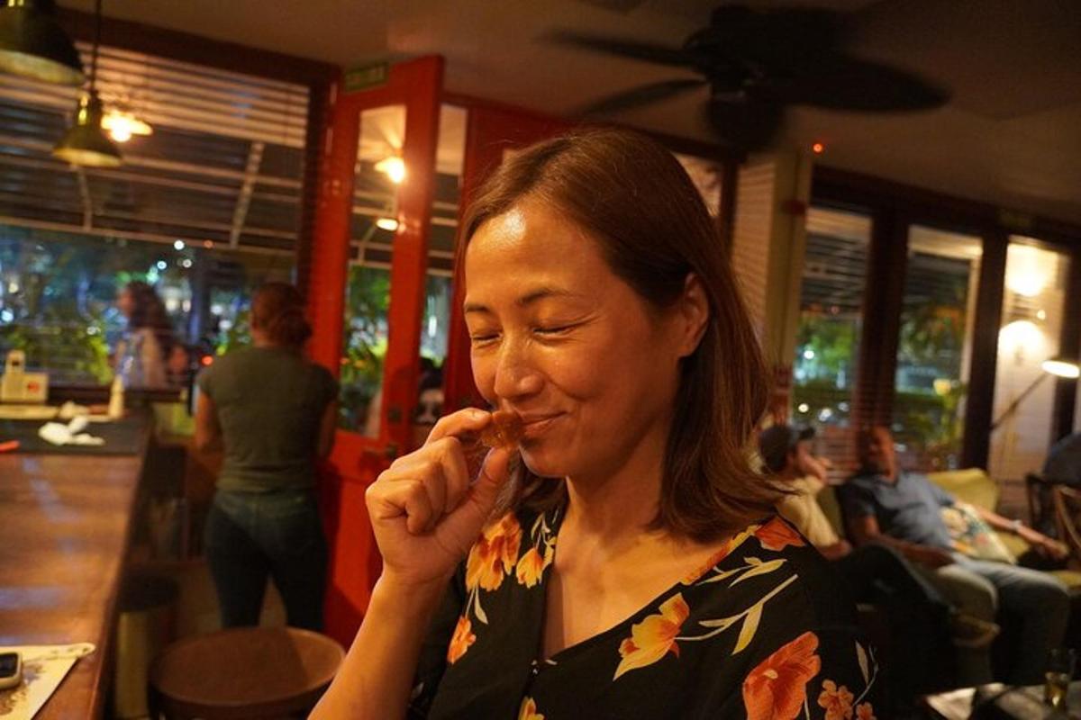seorang wanita duduk di sebuah restoran bercakap di telefon bimbit