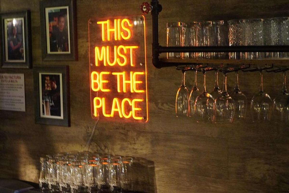 papan tanda neon pada dinding dengan gelas wain
