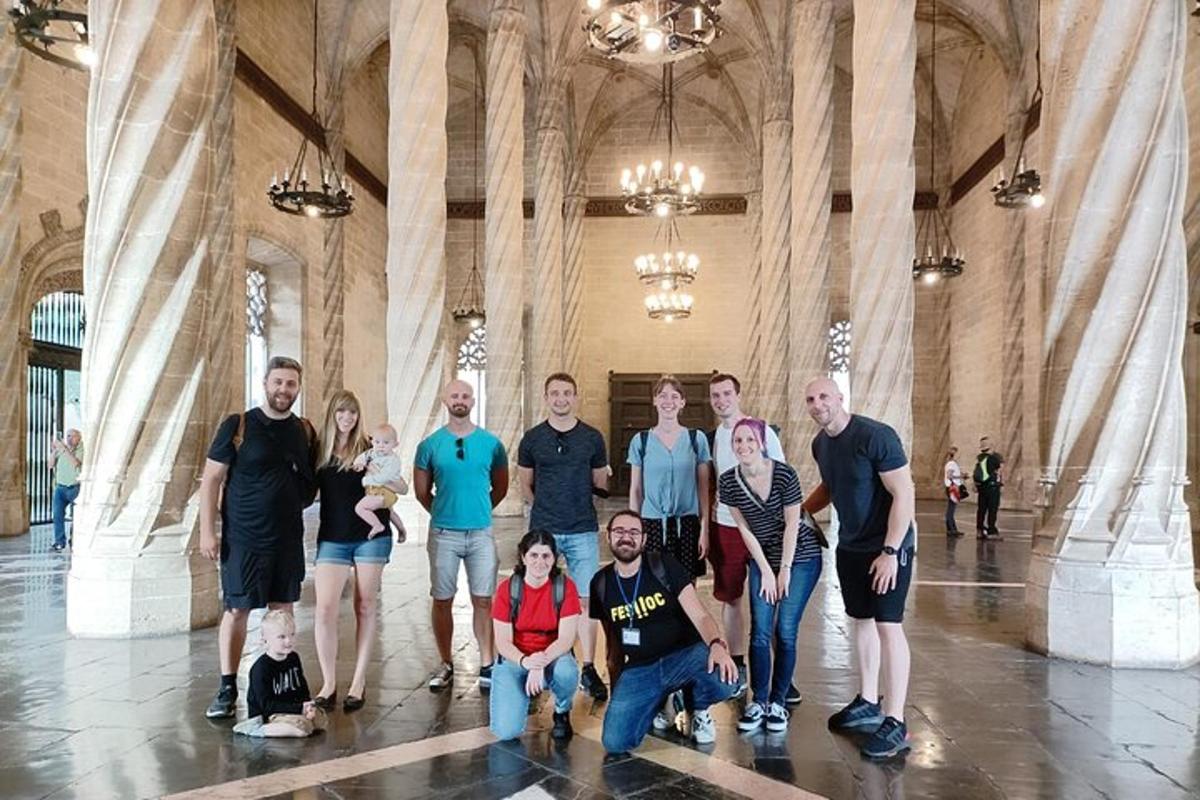 skupina lidí pózujících pro fotografii v budově