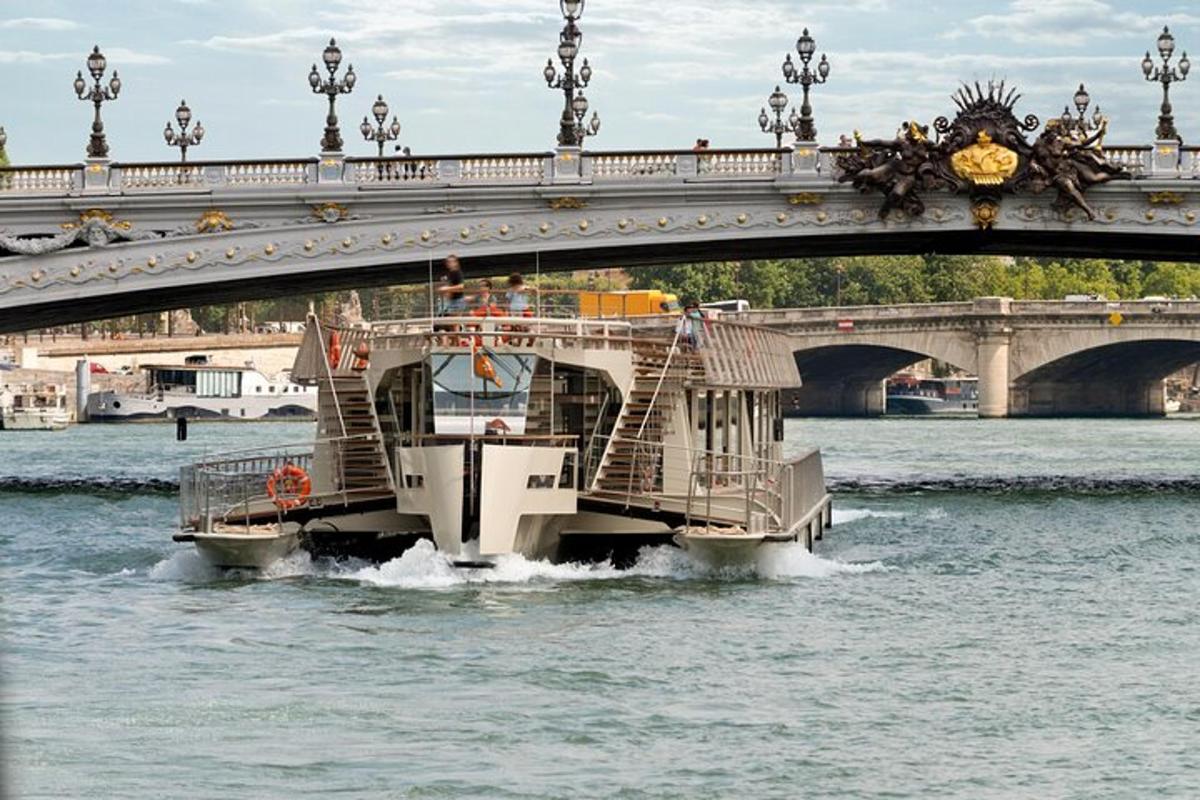una barca in acqua sotto un ponte