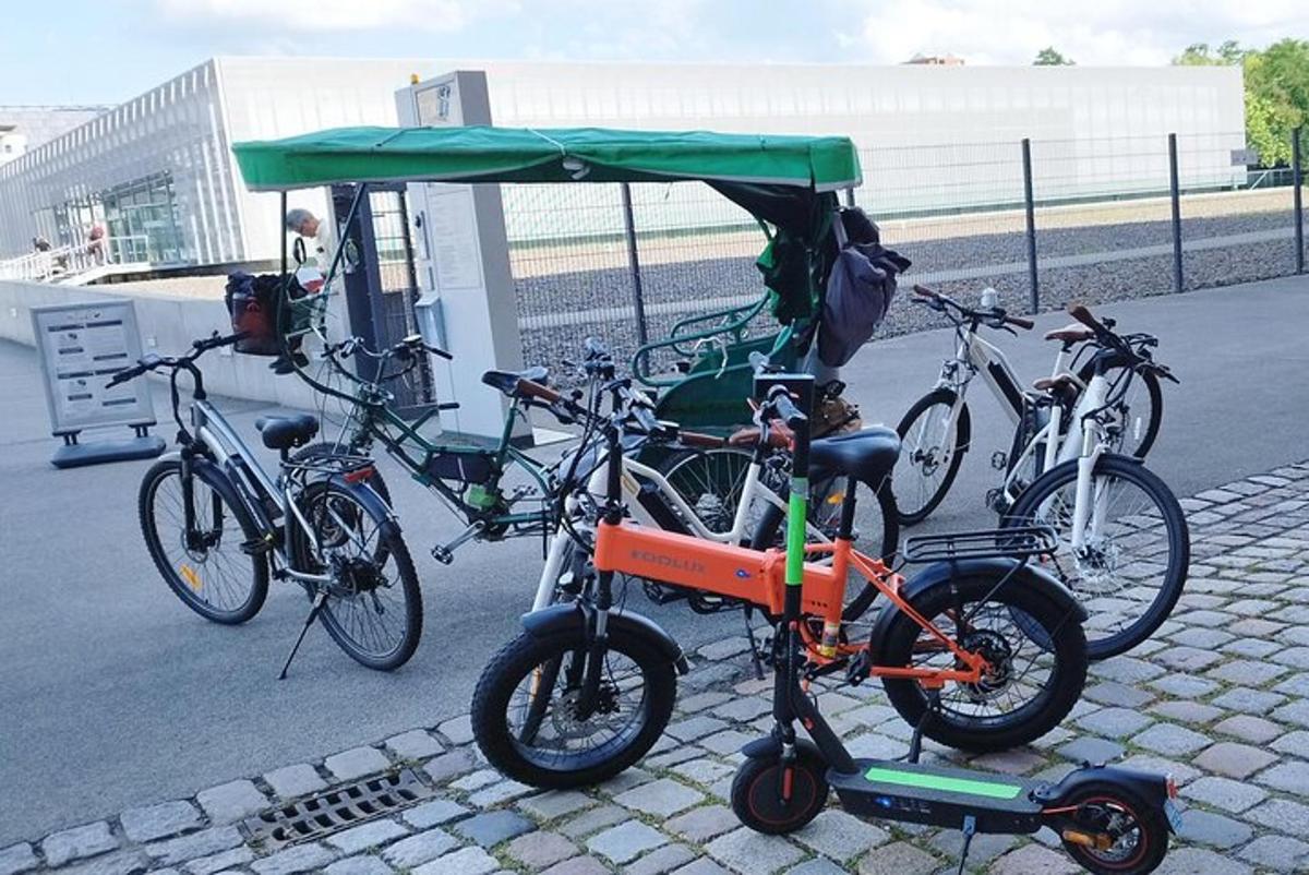 un gruppo di biciclette parcheggiate presso una pompa di benzina