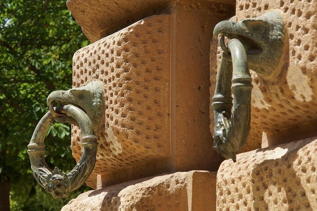 kaks gargoyle'i hoone küljel