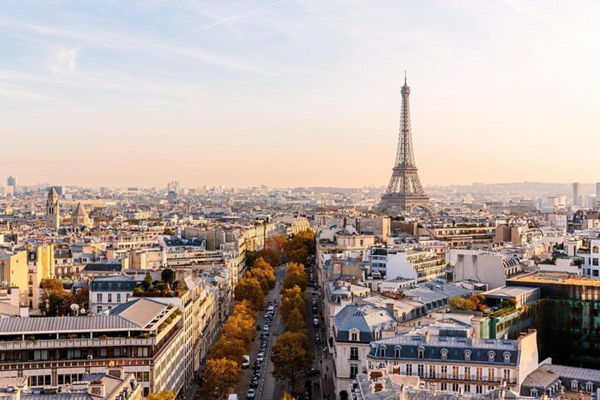 un peisaj urban al Parisului cu Turnul Eiffel