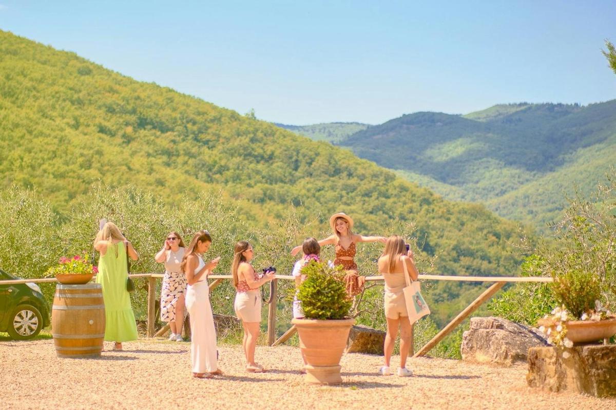 un gruppo di donne in abiti eleganti in piedi di fronte alle montagne