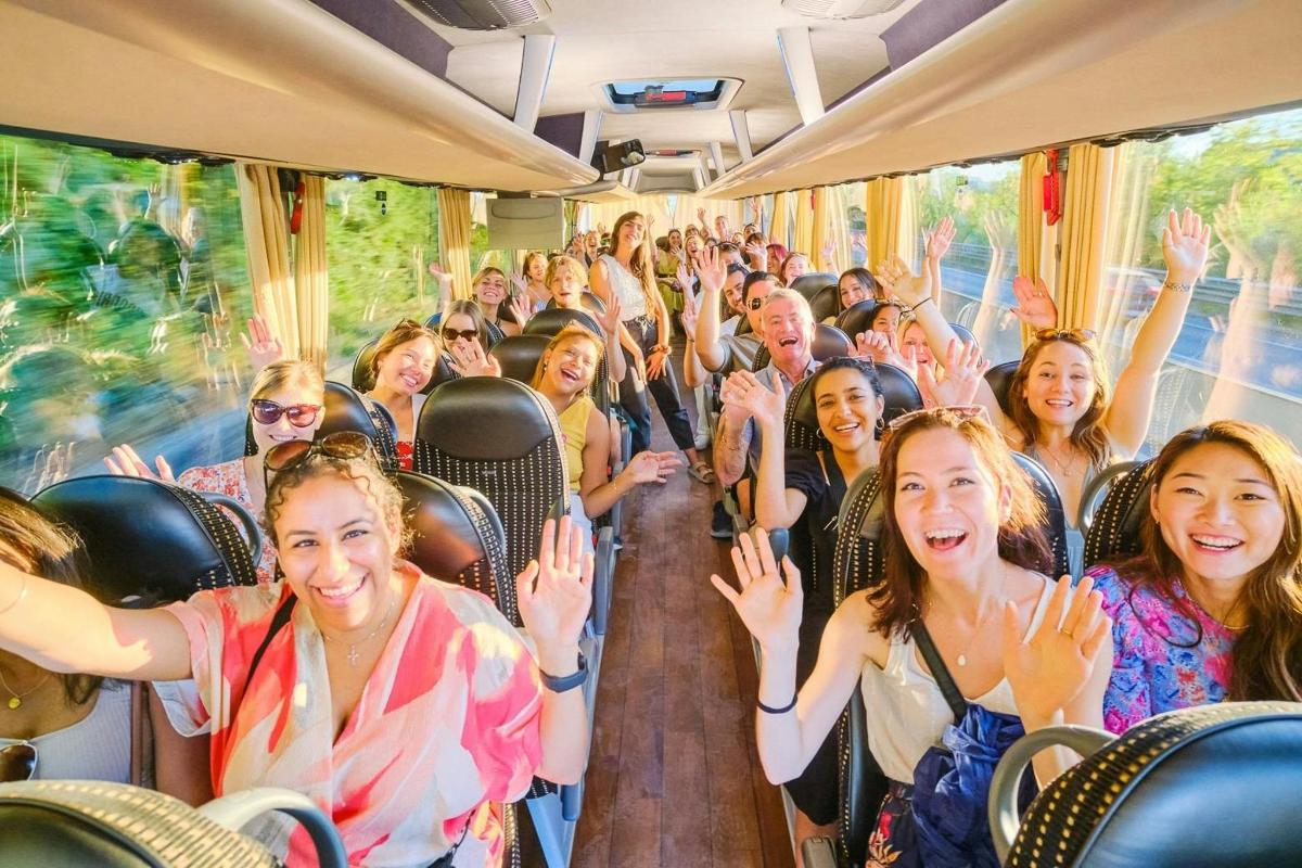 un grup de persones que viatgen en autobús