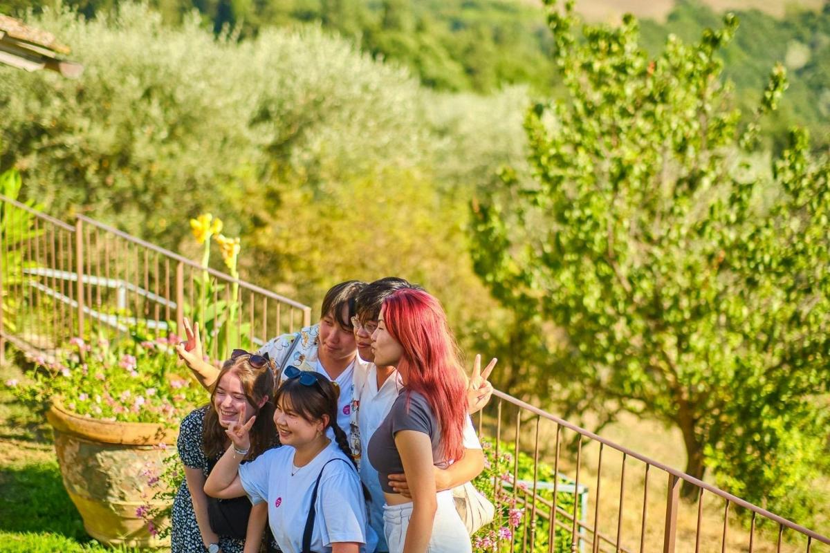 un gruppo di persone in piedi accanto a una recinzione