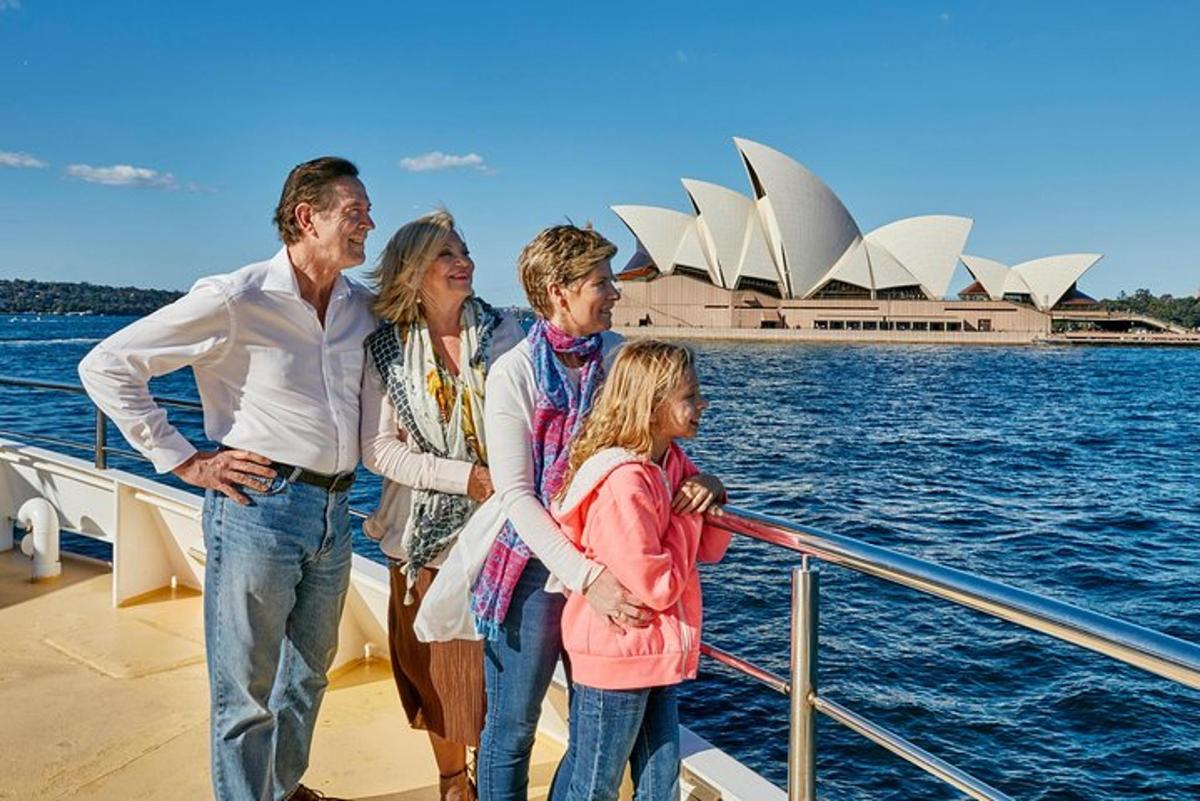 um grupo de pessoas em um barco em frente à ópera