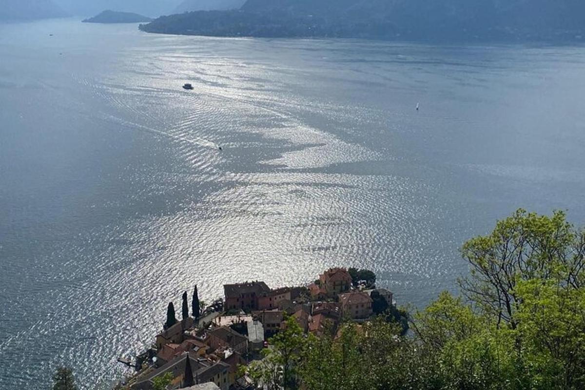 un'isola in mezzo a un grande specchio d'acqua