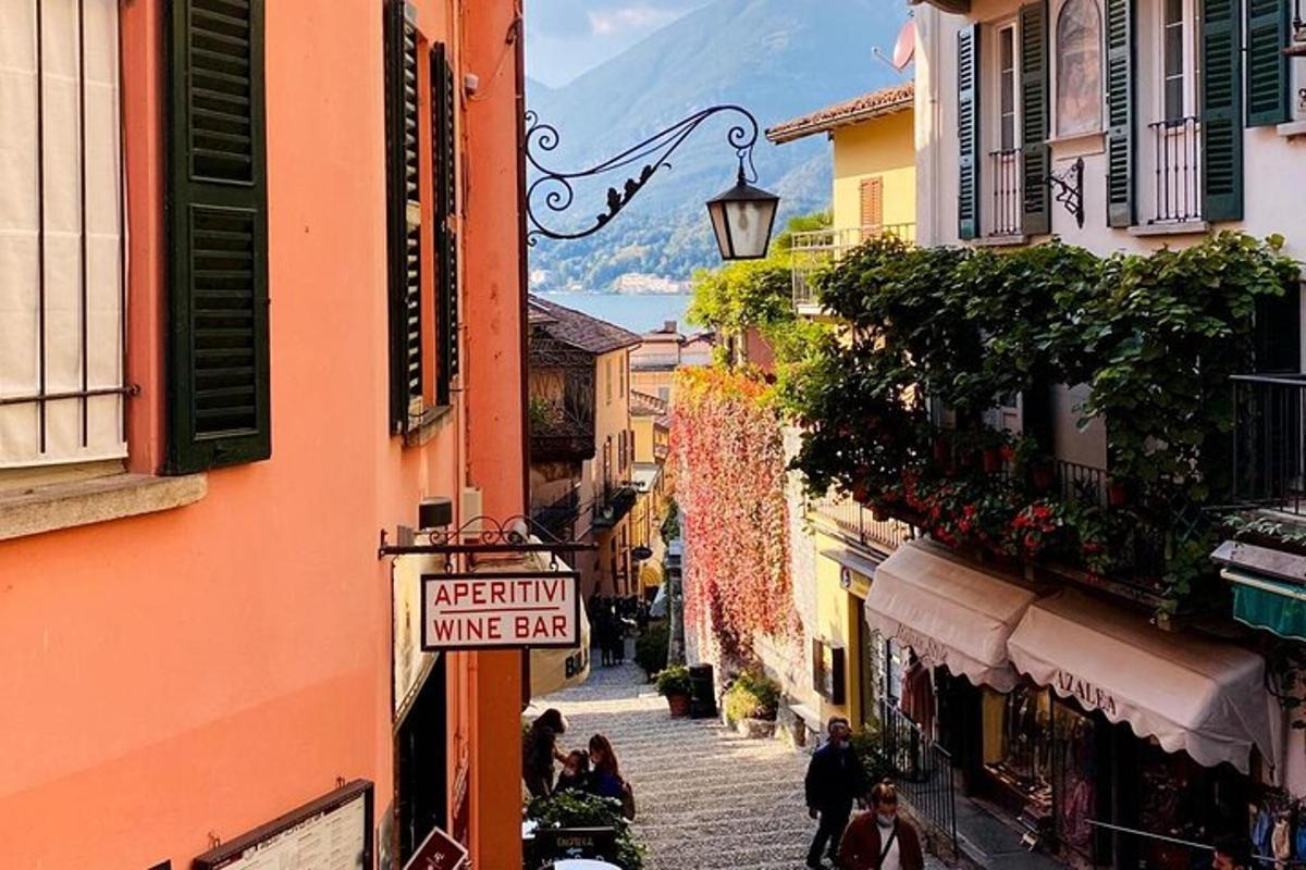 un gruppo di persone che camminano lungo una strada stretta
