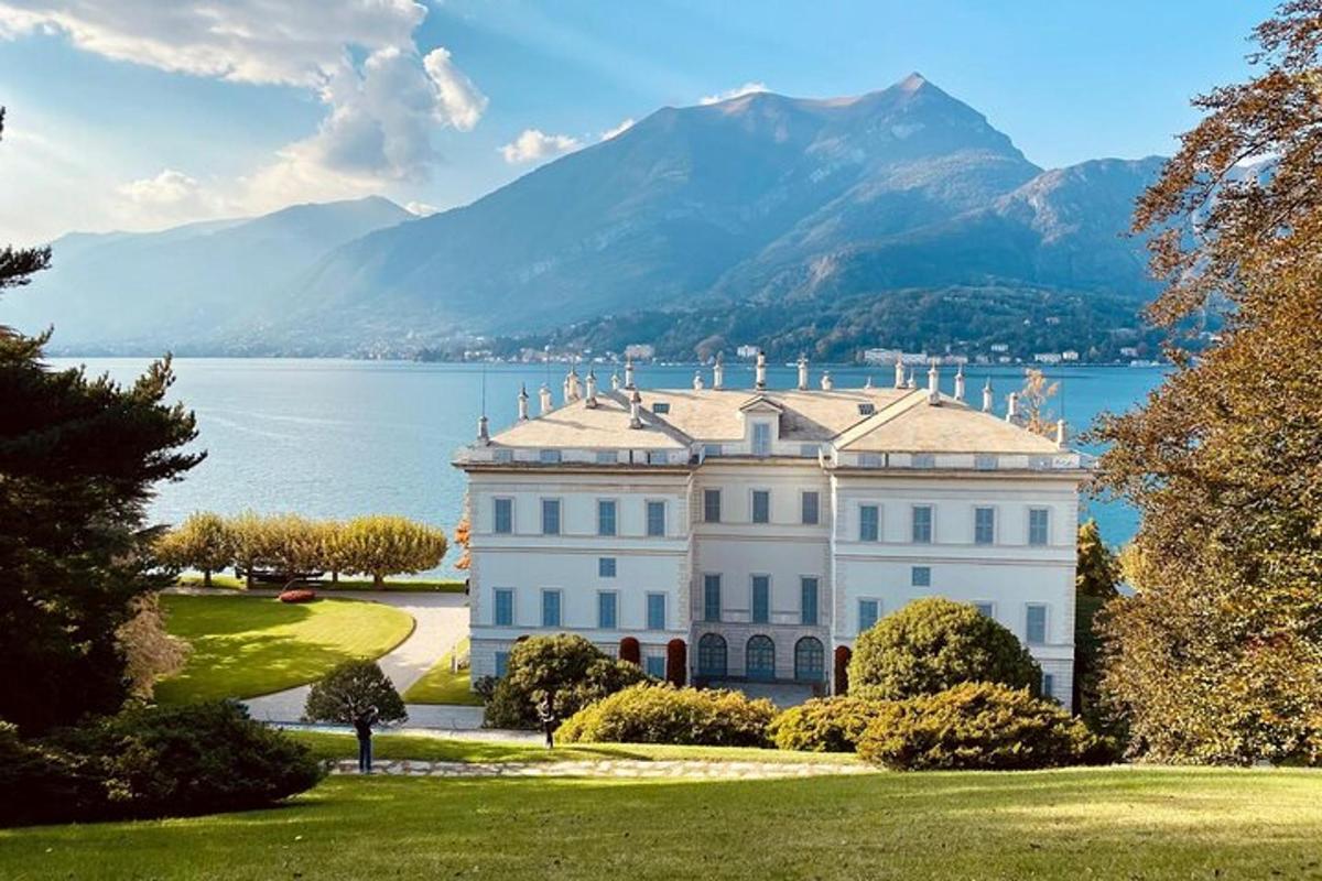 una grande casa bianca sulla riva di uno specchio d'acqua