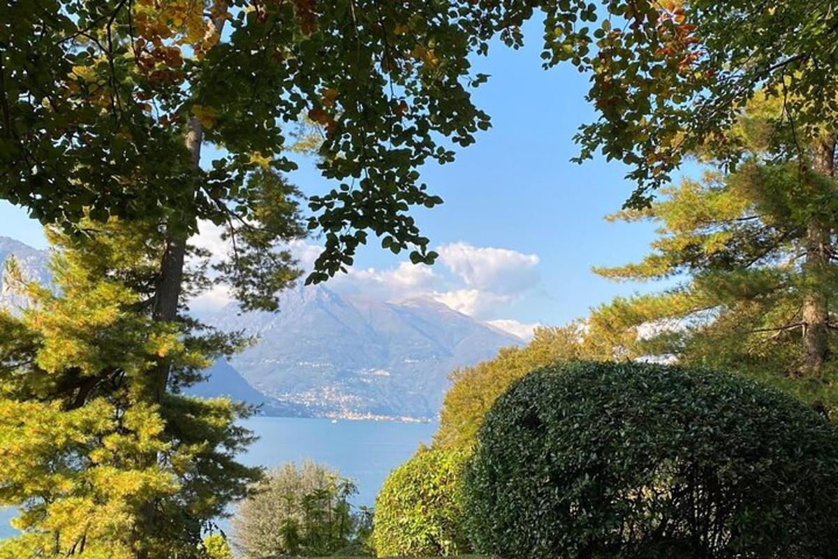 una vista di un lago con una montagna sullo sfondo