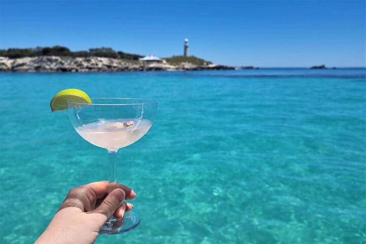osoba držící sklenici s citronem ve vodě