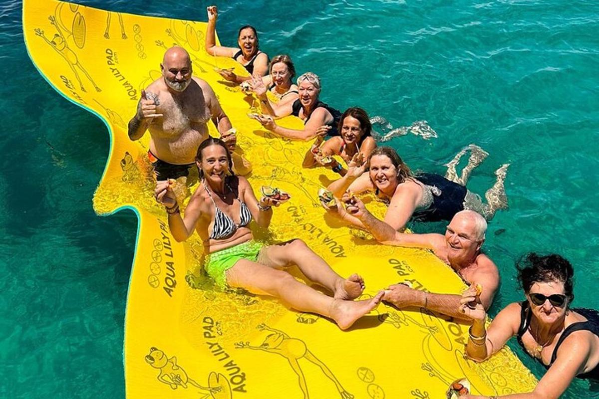 skupina lidí ve vodě na nafukovacím raftu