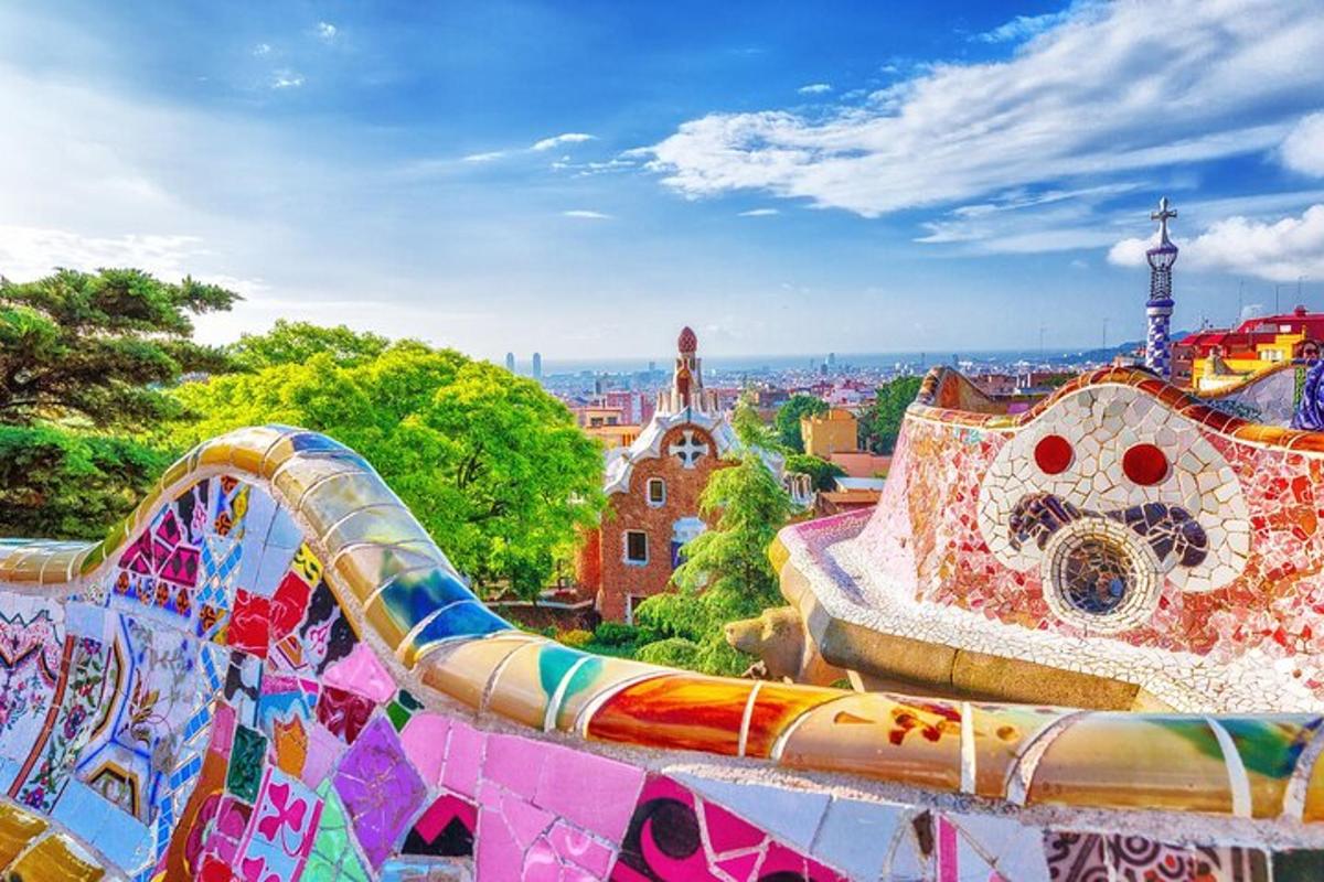 Blick auf die Stadt von einer mit Graffiti bedeckten Rutsche