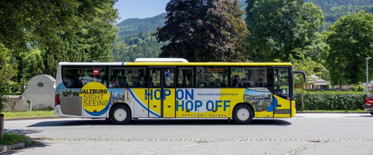 egy sárga busz halad végig az utcán