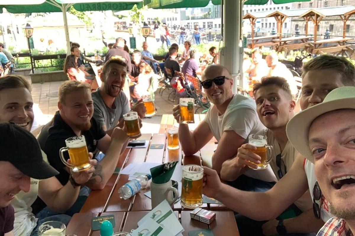 Un grupo de personas sentadas en una mesa bebiendo cerveza