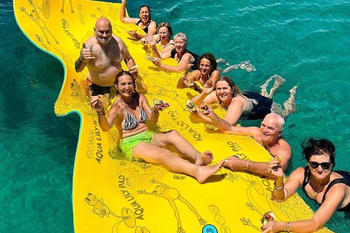 Un grupo de personas en el agua en una balsa inflable.