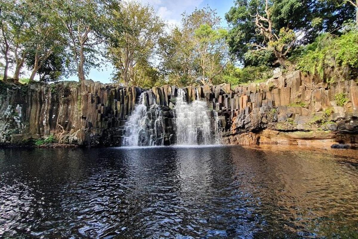 air terjun di tengah badan air