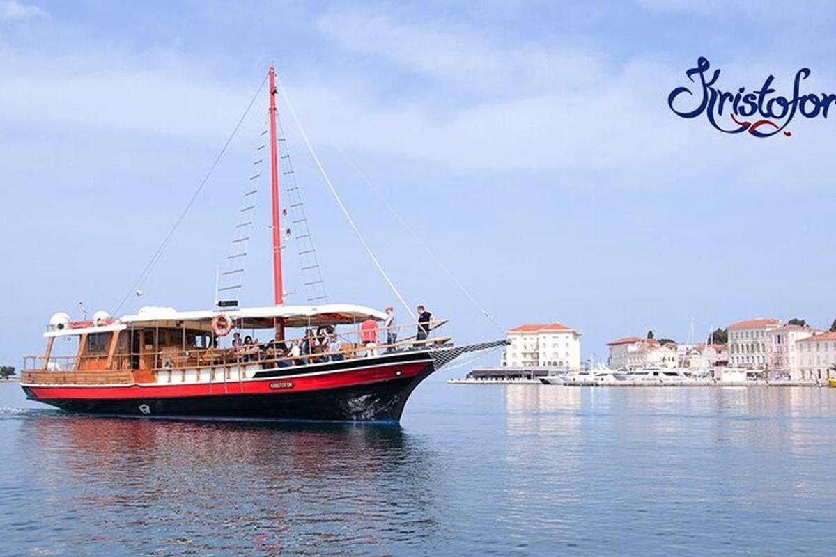 una barca in acqua con persone a bordo