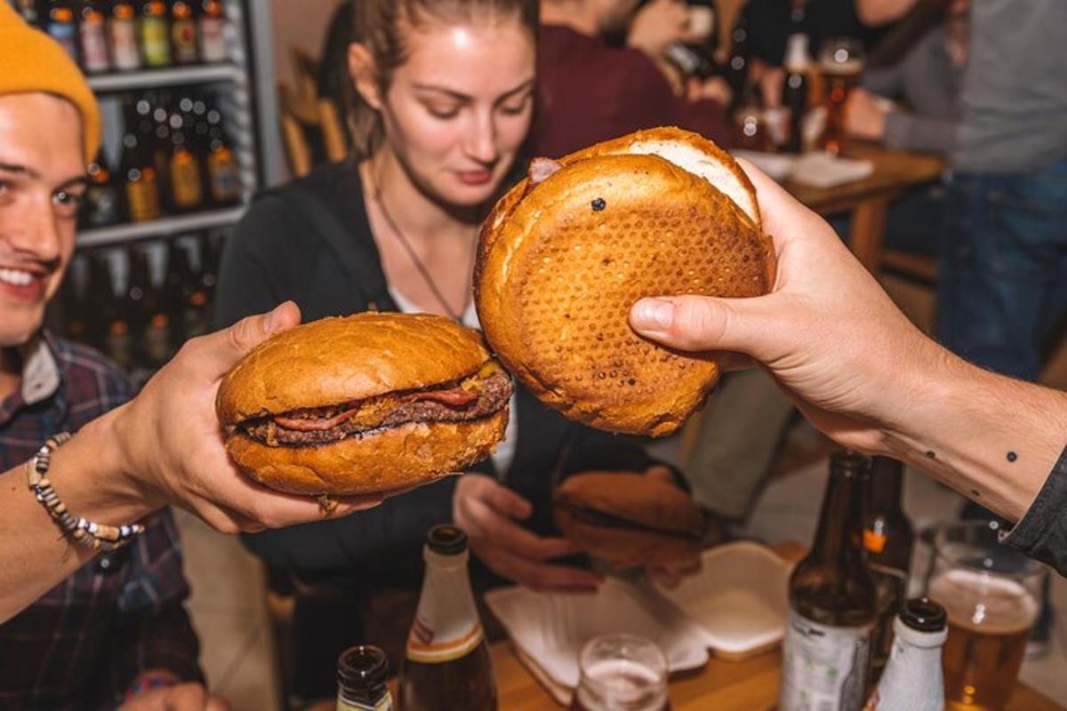 twee mensen die twee helften van een sandwich omhoog houden