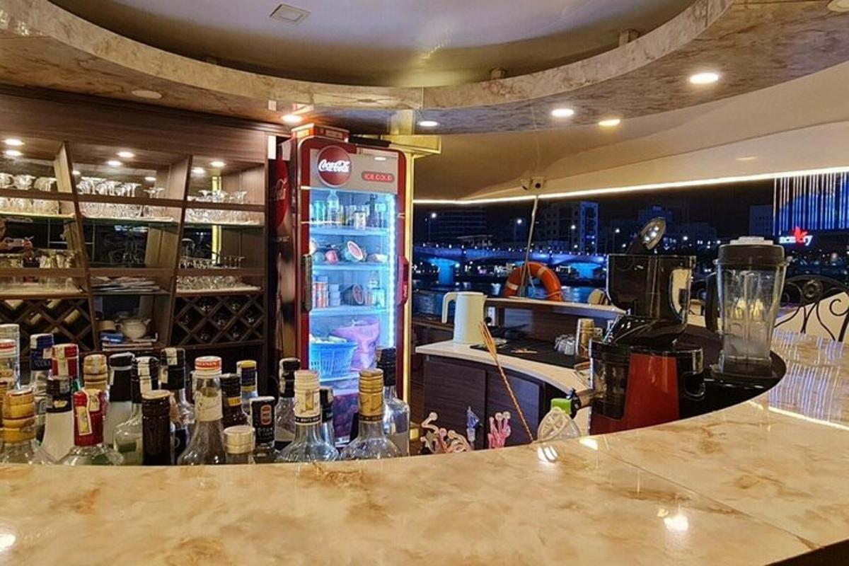 un bar con bottiglie di vino su un bancone