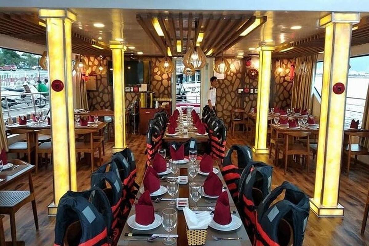 un ristorante con un lungo tavolo con cappelli rossi sopra