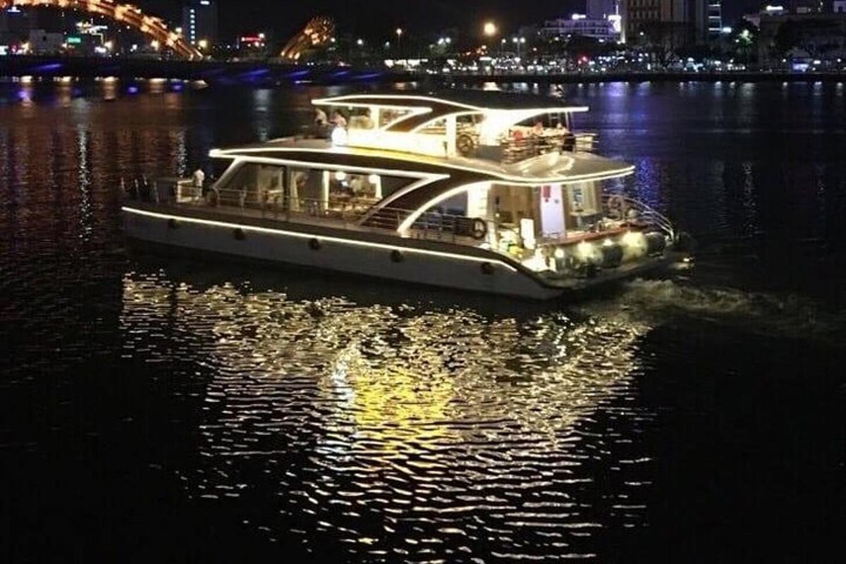una barca che galleggia sull'acqua di notte