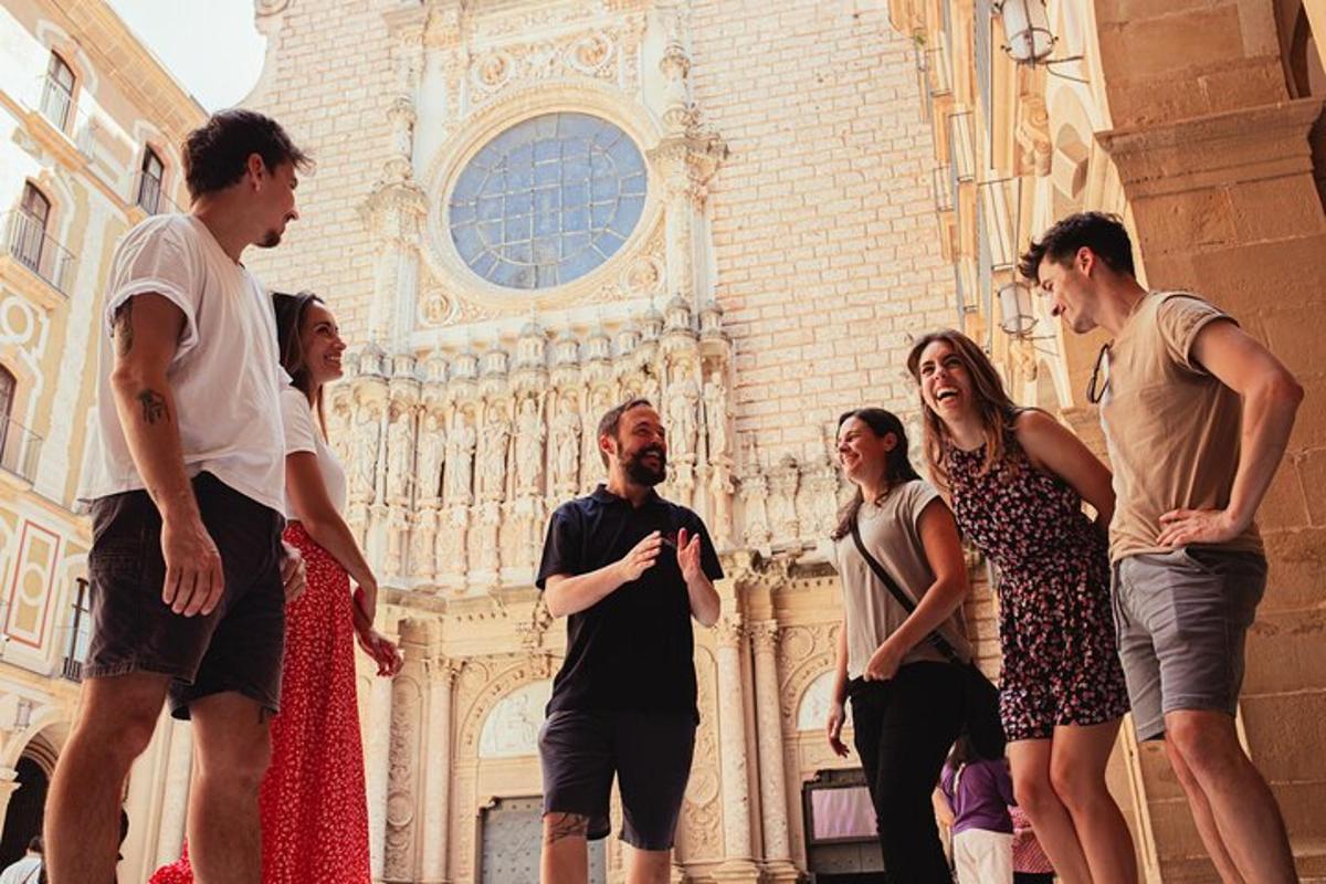 un gruppo di persone in piedi davanti a un edificio
